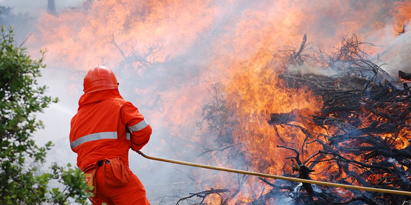 fireman extinguishes fire